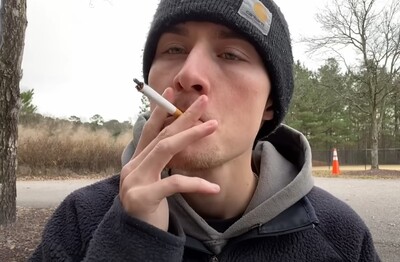 Лечение зависимости от табакокурения в Курске Мужчина с сигаретой делает затяжку